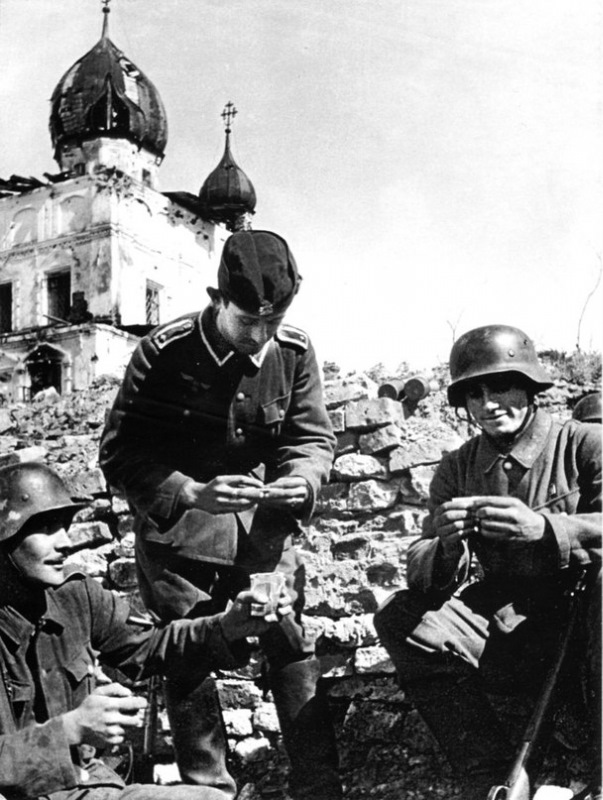 Испанские солдаты на руинах. — УАЗ Patriot