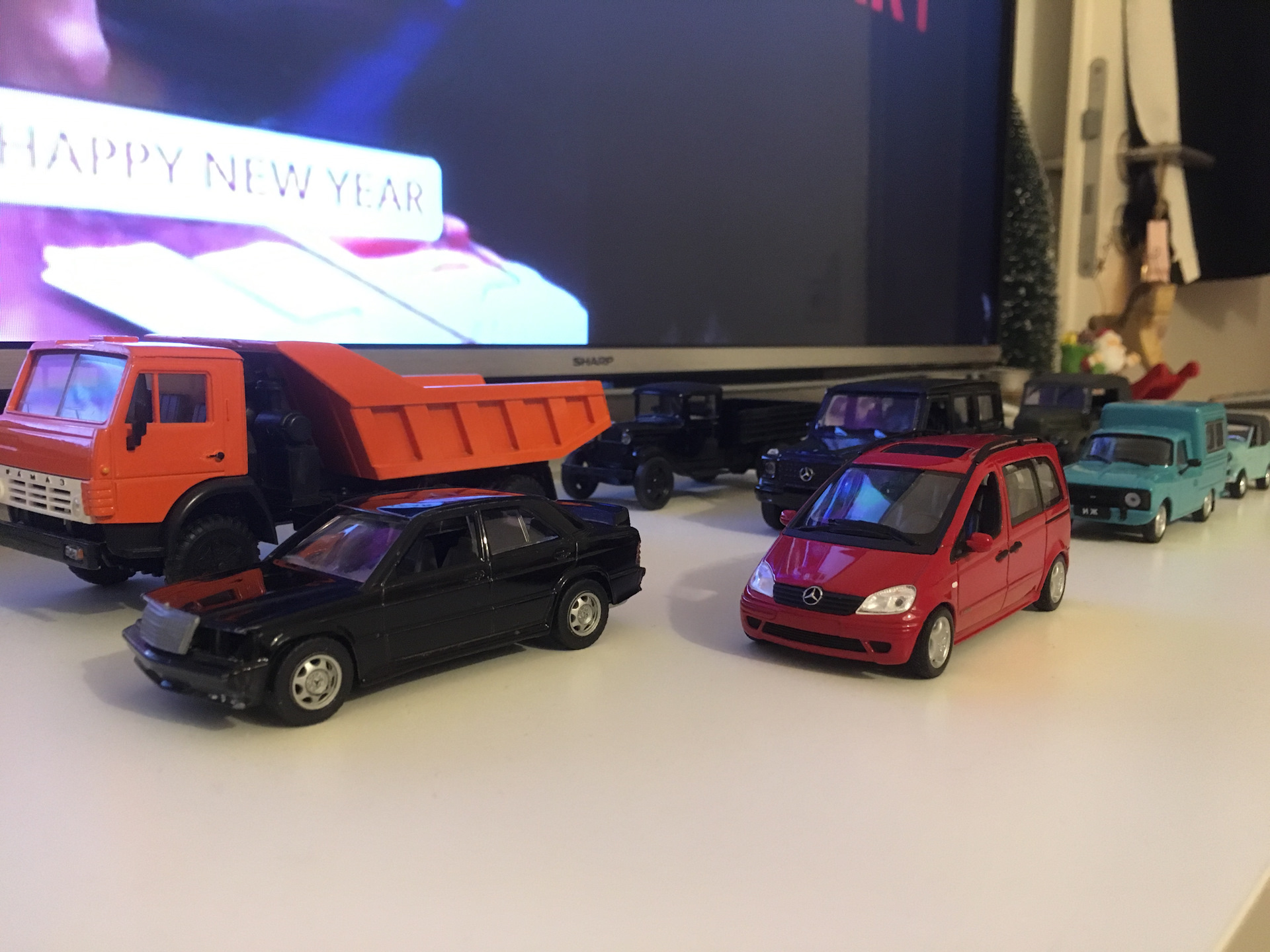 Стеллаж deagostini для моделей в масштабе 1/43. Модель автомобиля 1:100. Уаз 3909 звезда 1/43. Зил 133 ммз. Масштабные модели военной техники.