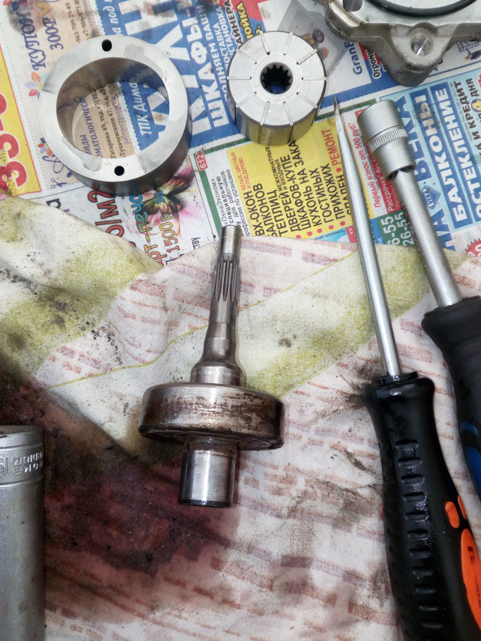 Ось выбита. Теперь нужно выбить подшипник. Снимается он по направления к муфте (которую уже снял), т.е. по фото это направление с верху в низ. — Chery A13