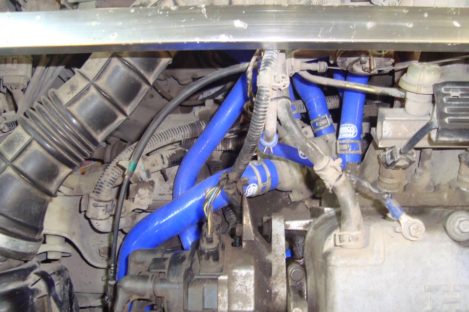 процесс установки системы охлаждения с синими шлангами