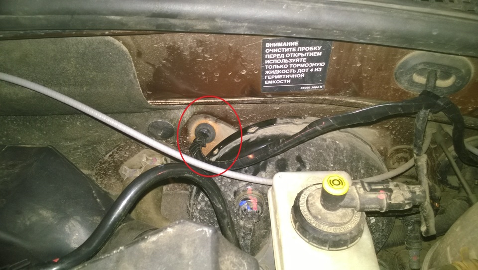 Выход в подкапотное пространство. — Renault Duster (1G)