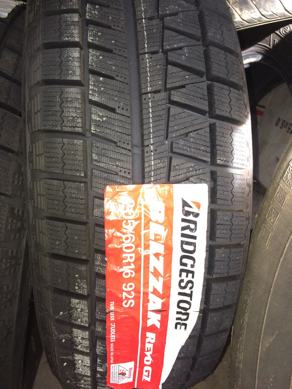 Bridgestone blizzak revo gz. Bridgestone Blizzak VRX 205/65. Revo-GZ VRX Bridgestone. Липучка Бриджстоун WS 60 против Revo GZ. Бриджстоун близак 205/60/16.