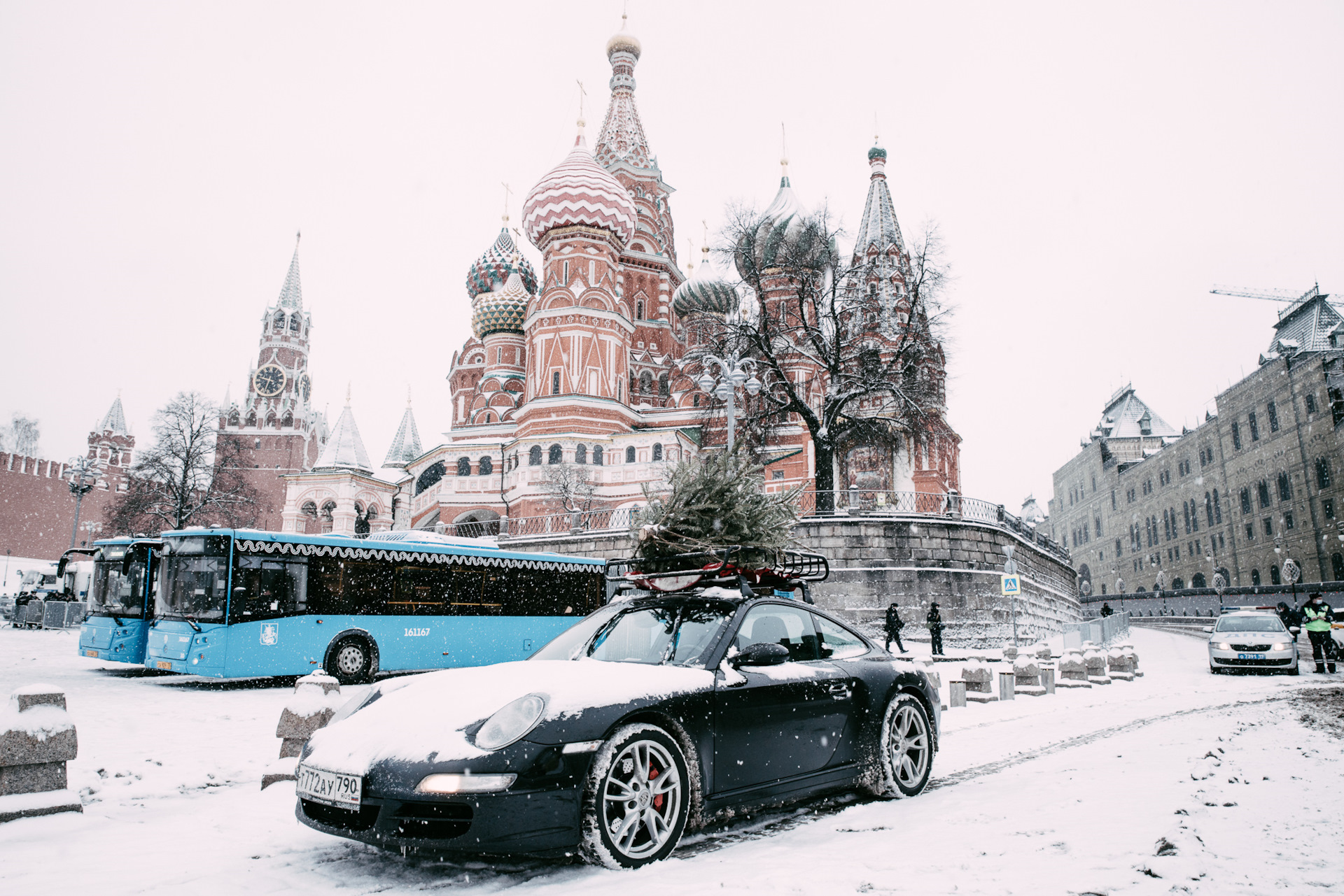 Moscow february. Порше 911 с елкой. Porsche с елкой. Порше с елкой на крыше. Москва в феврале.