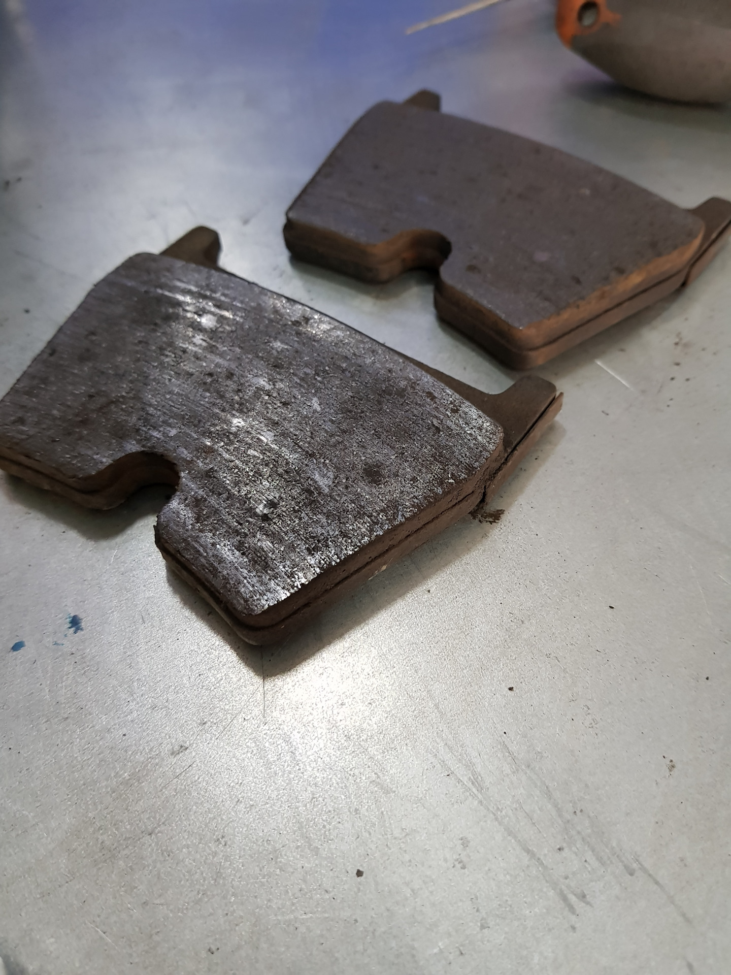 5 л. Стар колодки. 03. С 2012 года. Старые тормозные колодки.