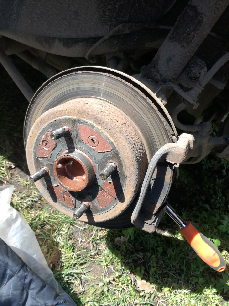 Тормозные колодки шевроле лачетти 1. Замена тормозных колодок лачетти. Задние тормоза шевроле лачетти. Задние тормозные колодки chevrolet lacetti. Тормозные колодки шевроле лачетти.