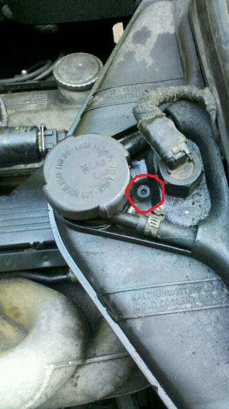 подскажите что за отверстие возле пробки расширительного бачка м30б30 ...