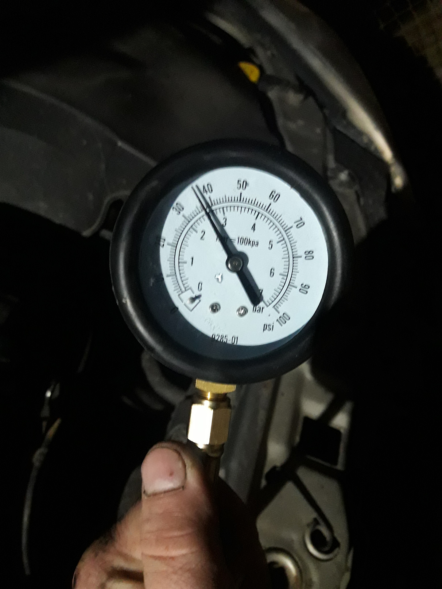 Как замерить давление масла в двигателе. Манометры давления масла 2108. Универсальный манометр для проверки давления масла в двигателе. Замер давления масла Вектра ц. Opel Vectra b замер топлива.