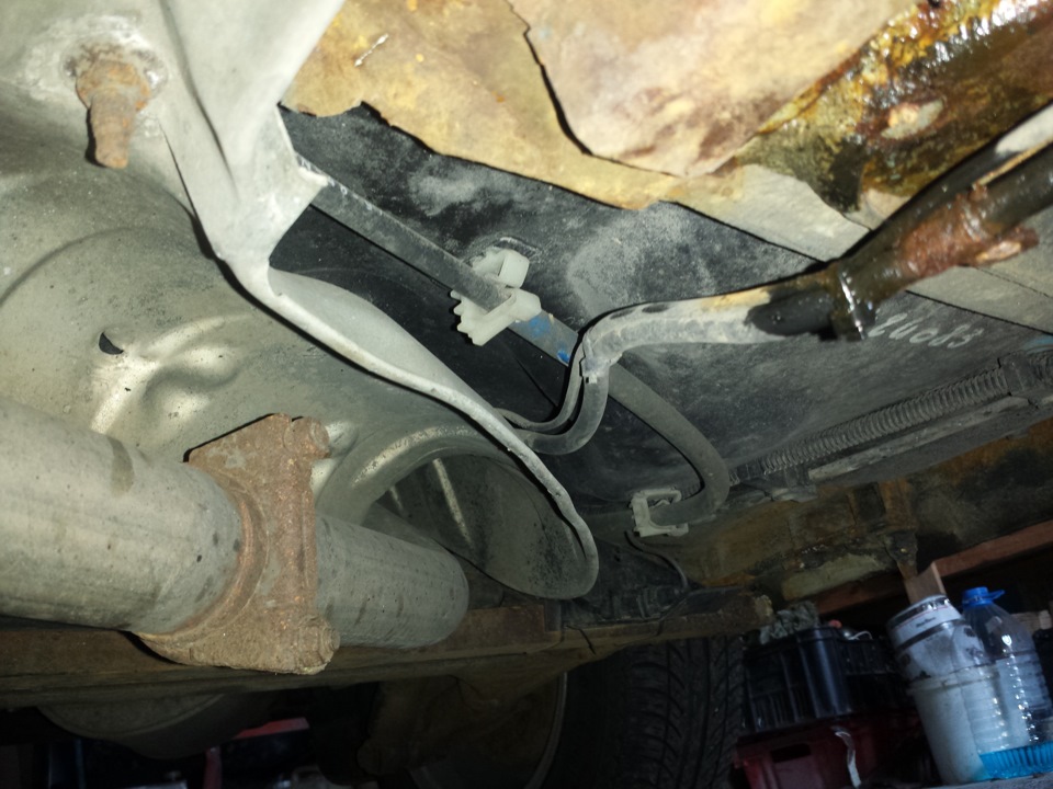 Медная магистраль вместе с проводом на датчик уровня газа в баллоне огибает глушитель — Renault Megane Scenic