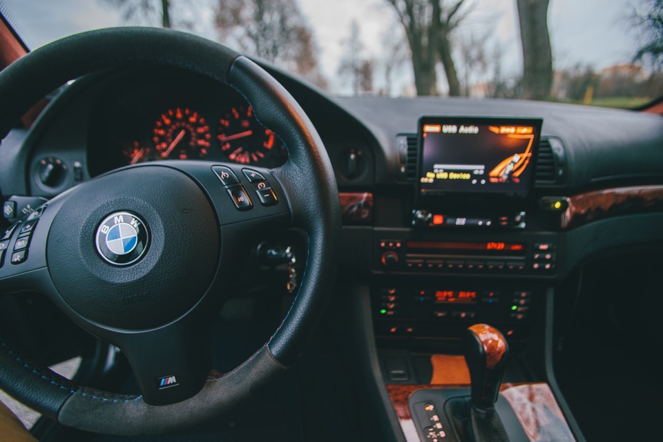 Музыка е39. БМВ м5 е39 салон. BMW 5 e39 салон. БМВ е39 салон. BMW m5 e39 салон.