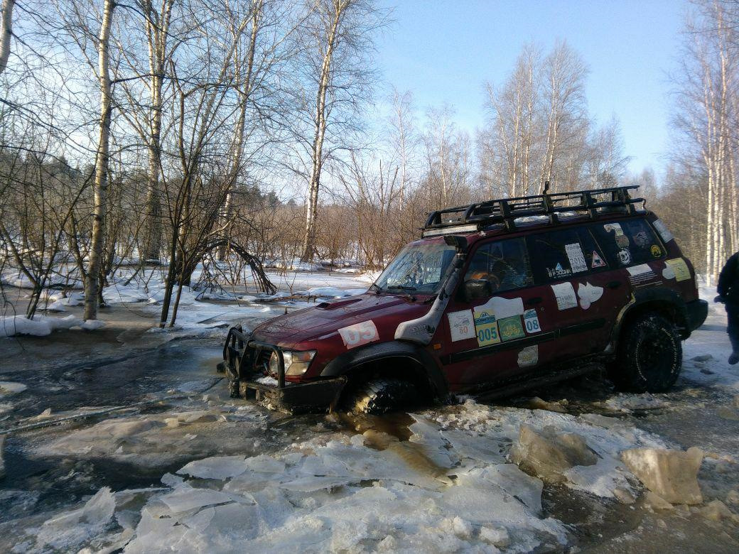 Ниссан провалился под лед