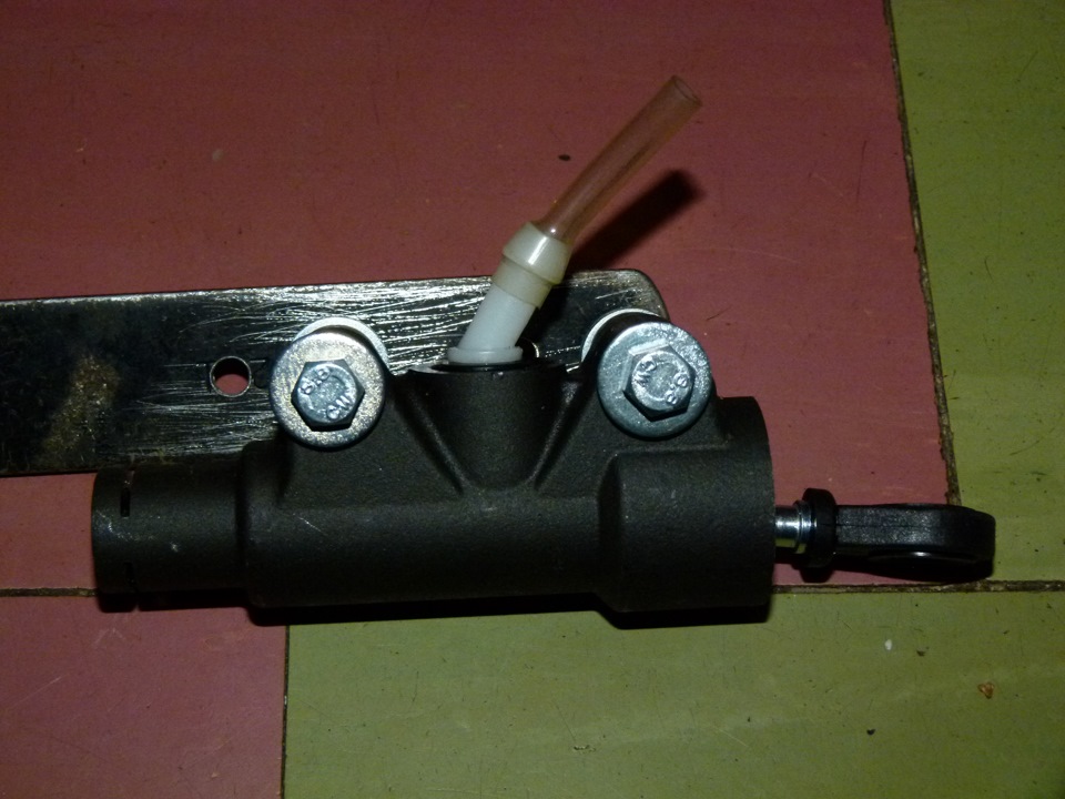 Главный цилиндр сцепления ровер 75 2. Главный цилиндр сцепления ровер 75. Цилиндр сцепления ровер 75. Гцс ровер 75. Главный сцепления ровер 75.