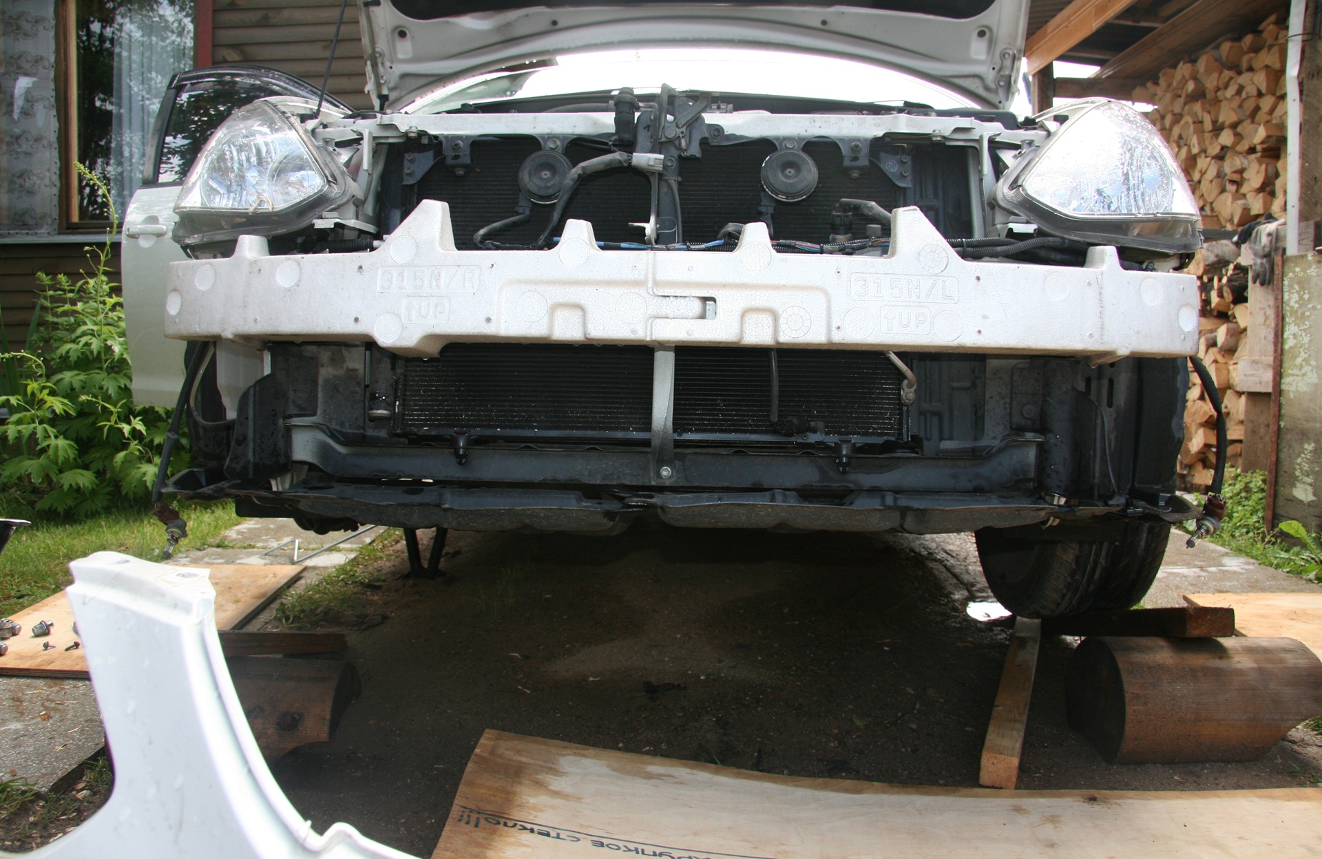 I put the grille in the hole in the bottom of the front bumper  - Toyota Caldina 20L 2005