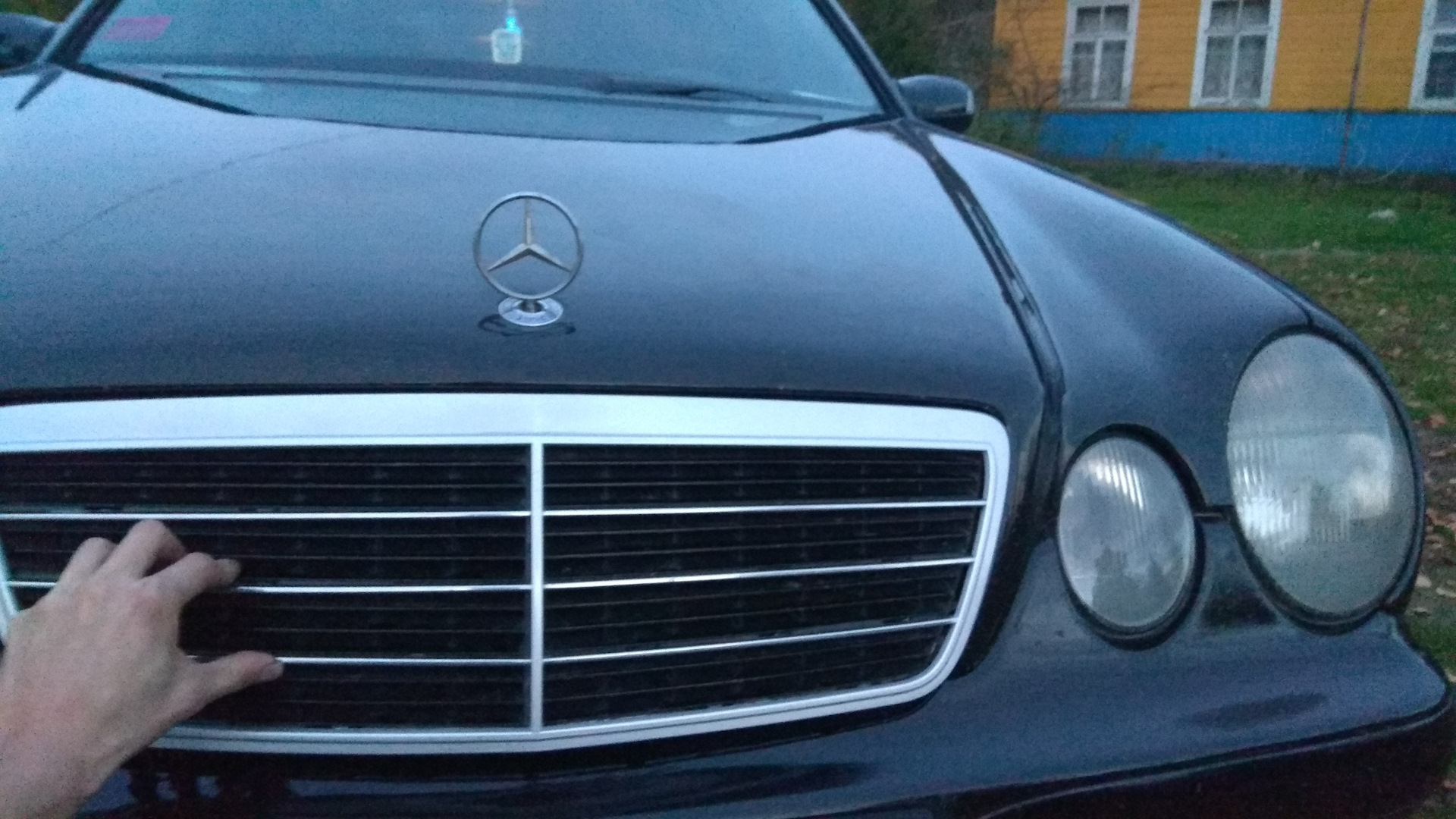 Решетка радиатора — Mercedes-Benz E-class (W210), 2,2 л, 2001 года ...