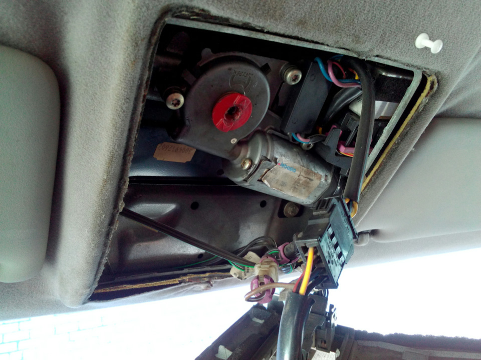 Можно ли не снимая обшивку крыши починить люк? — Audi 100 (C4), 2,8 л ...