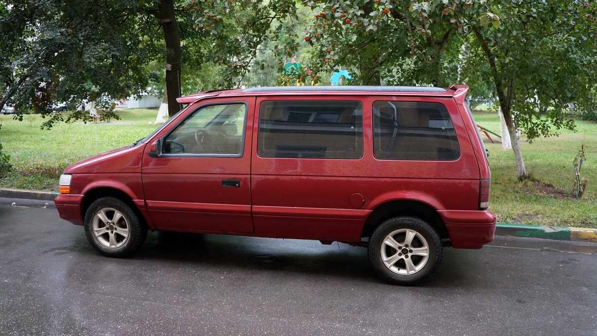 Додж караван 2 поколение. Caravan II. Nissan Caravan 2.0 at, 1990,.