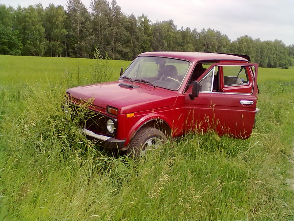 Лада Нива в поле