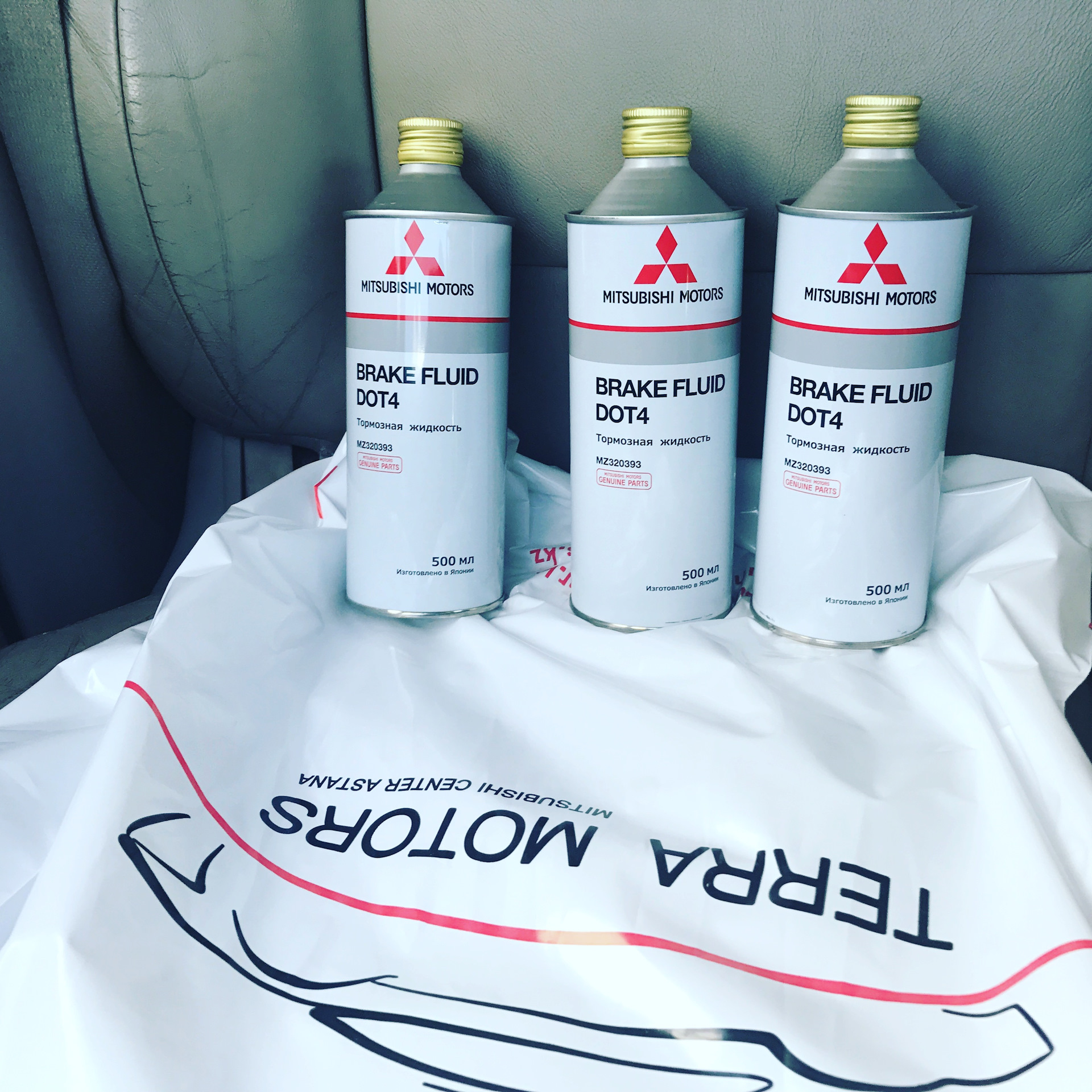 Mitsubishi outlander 1 жидкость гур. Паджеро 4 тормозная жидкость. Тормозная жидкость для паджеро спорт 2. Паджеро 4 тормозная жидкость. Тормозная жидкость митсубиси лансер.