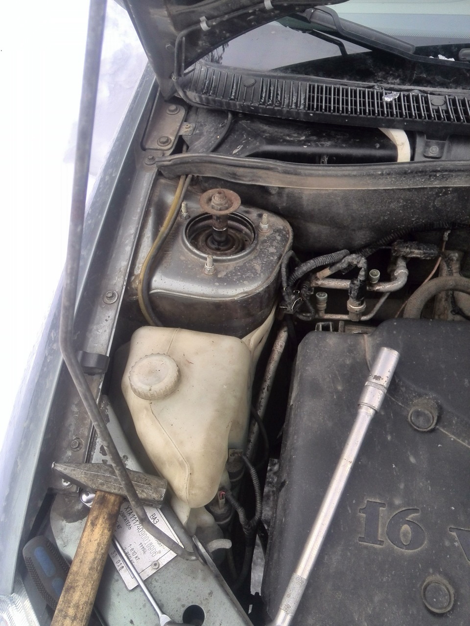 Кулак в капот — Lada Калина Универсал (1G), 1,4 л, 2008 года | поломка ...