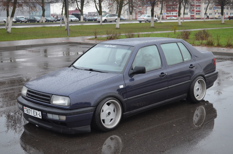 VW Vento на белых дисках