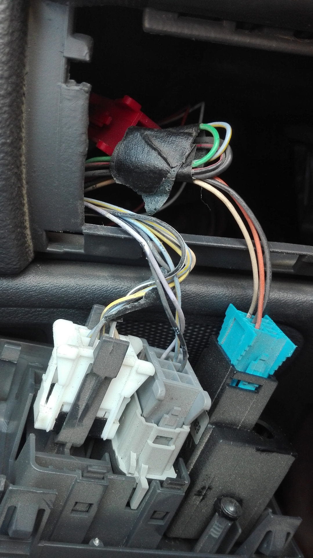 Разъемы рено лагуна 2. Разъемы рено лагуна 2. Фотографии диагностический разъём мазда под капотом. Разъемы около есп рено лагуна 2. Разъемы рено лагуна 2.