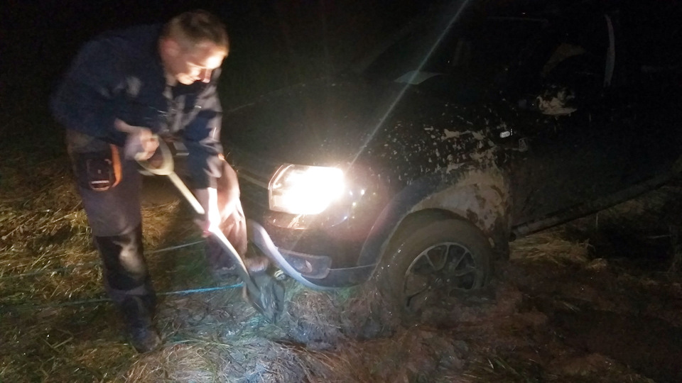 Сергей откапывает Duster Алексея Мочалова — Suzuki Jimny (1G)
