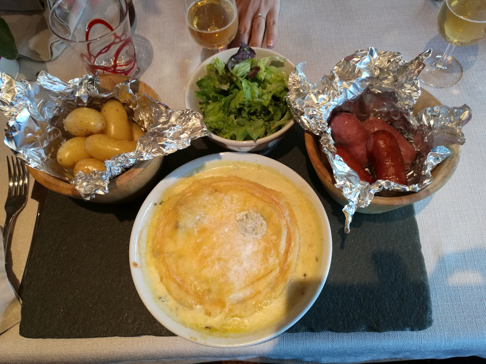 Несмотря на высокие цены, стоит отметить что качество блюд отменное. Порции большие, еда тяжелая: картофель, грибы, местный сыр Реблошон, мясо. На десерт советую брать пирожки с черникой ;) — Audi A4 (B9)