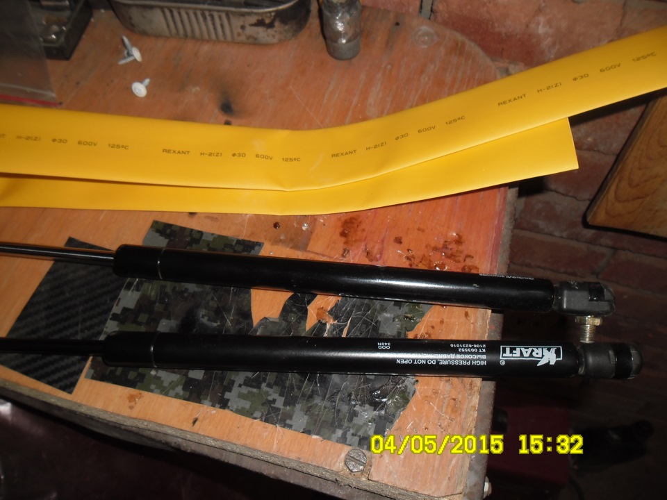 газовые упоры капота — Lada Приора седан, 1,6 л, 2008 года | тюнинг ...