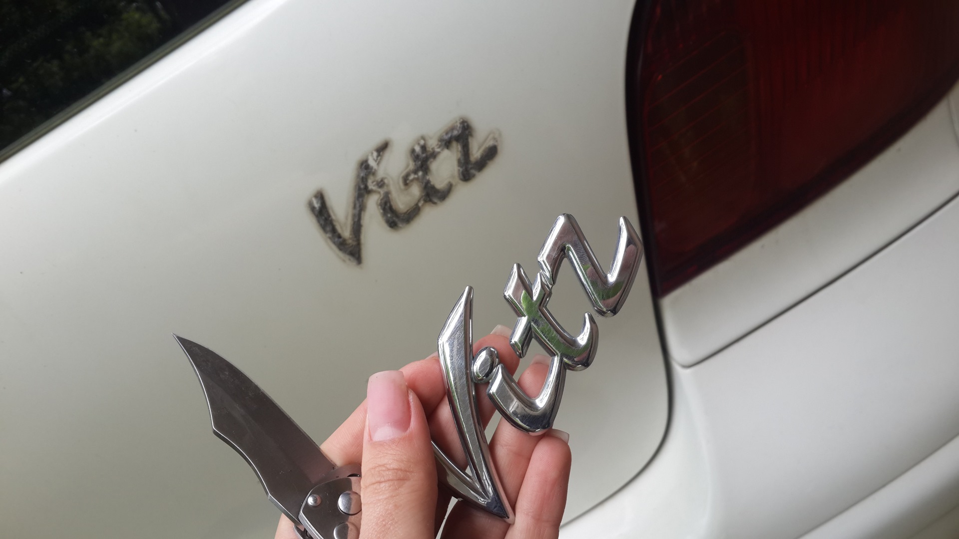 Как снять шильдик с тойота харриер 2018 внешние изменения. - Toyota Vitz (10), 1 л, 2004 года стайлинг DRIVE2