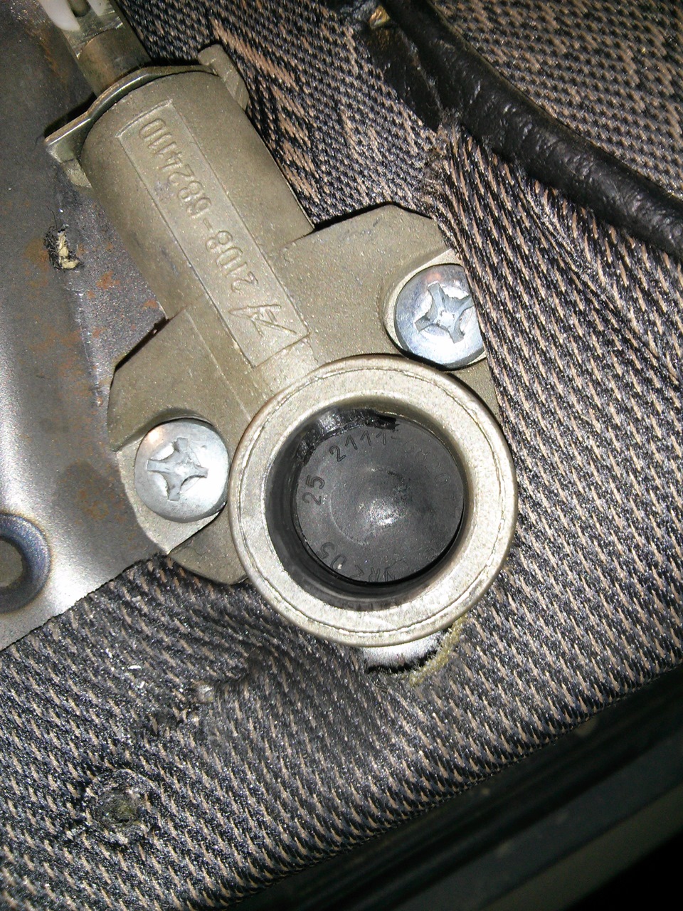 Чистка дроссельной заслонки, ремонт замков спинки сидения и еще по ...