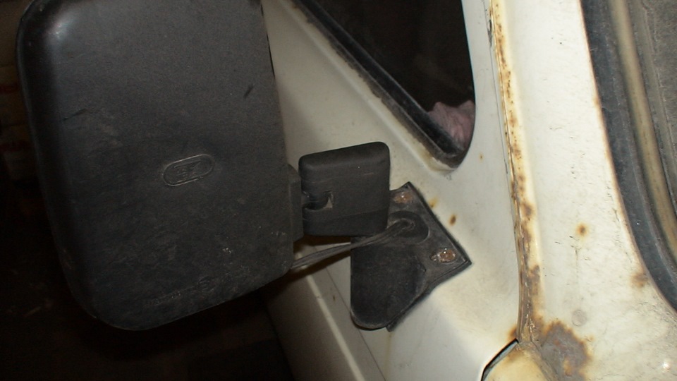 Зеркала на ниву какие ставить. 687c728s 960. Зеркала на ниву какие ставить фото. Зеркала на ниву какие ставить-687c728s 960. картинка Зеркала на ниву какие ставить. картинка 687c728s 960. Всем привет! Недавно был создан бортовой по вопросу значка и бамперов. Бортовой носил временный характер, поэтому я остановился на варианте бампер в черный мат и переделать решетку. Но об этом позже, а сейчас поговорим о зеркалах.Лопухи зеркала не плохие, даже хорошие за такие деньги. По городу только с ними ездить не удобно, не хватает бокового обзора, а он очень необходим при плотном движении.Выбор пал на зеркала 214. Они обладают хорошим обзором, современным внешним видом. Брать стал сразу с обогревом, потому что встречались такие моменты когда он был необходим. (в туманную погоду запотевали зеркала).К тому же такие зеркала ставят на новые Нивы, поэтому стоковый вид авто сохранит.Купил их на Северном Авторынке за 2050 руб.Перед установкой сразу удлинил провода обогрева, для удобства подключения.