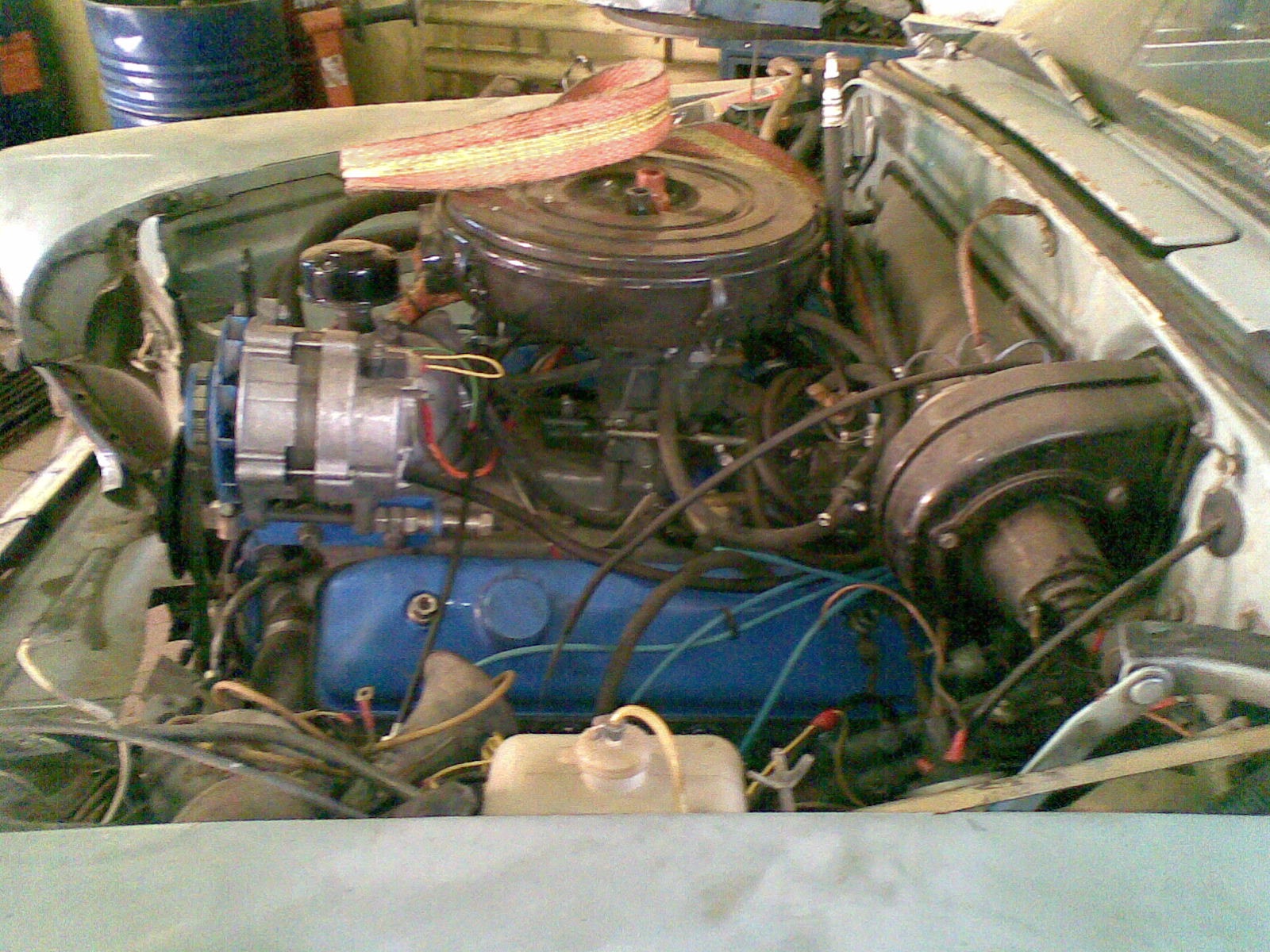 Капот газ 3307. ГАЗ 3307 под капотом. ГАЗ 53 под капотом. ГАЗ 3307 компрессор под капотом. Двигатель 402 капот.