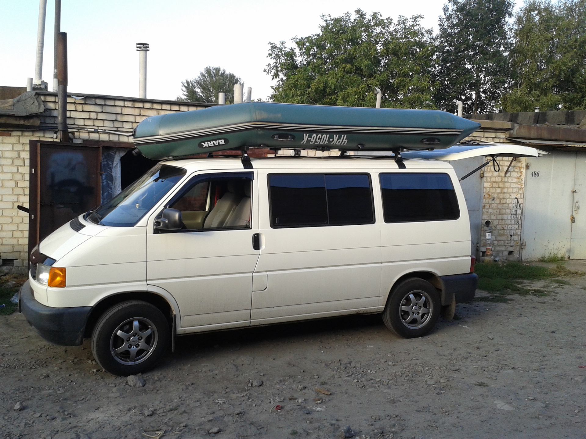Mazda bongo friendee, 1995. Mazda bongo friendee крыша. Volkswagen caravelle с крышей палаткой. Крыша микроавтобус. Volkswagen multivan t4 кемпер.