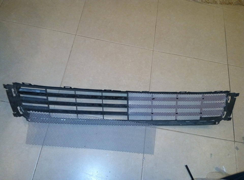 Крепление решетки радиатора фольксваген т4. Решетка т. Решетка радиатора vw t4. Решетка радиатора vw t4. Решетка т.