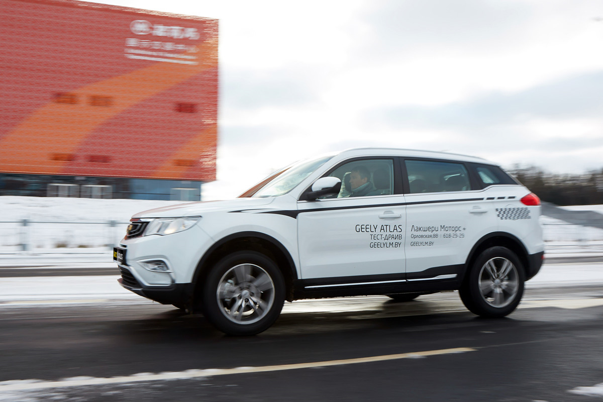 Джили атлас просвет. Geely Atlas серебристый. Джили атлас 2.0 механика. Geely Atlas клиренс. Машины тест-драйв Geely.