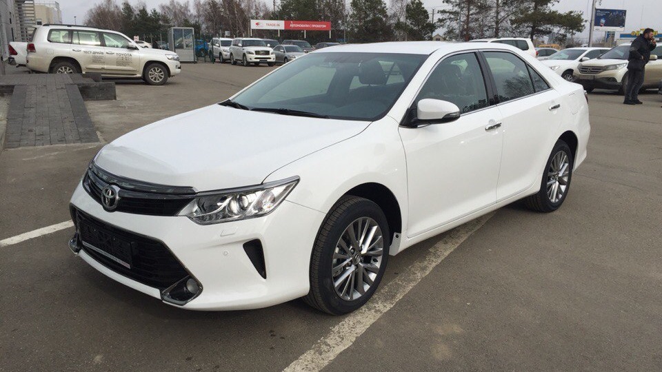 Купить Toyota Camry в комплектации Элеганс плюс по цене от руб., Москва