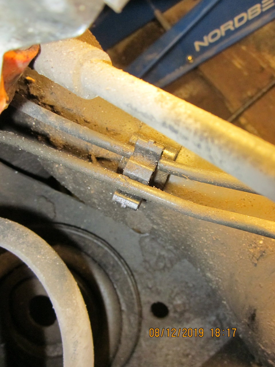 Чтоб не деформировать тормозную трубку её лучше временно выщелкнуть из крепления — Lada Vesta SW (1G)