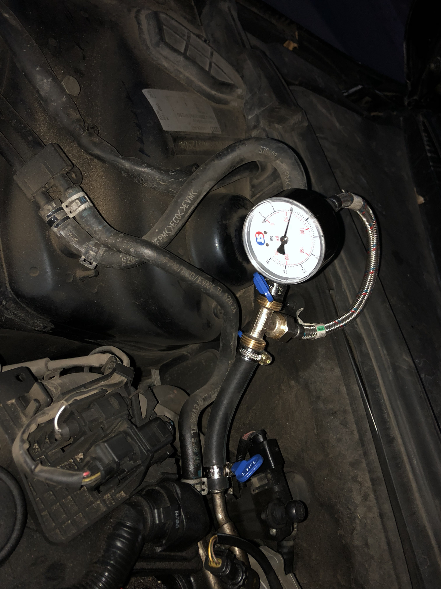 Скачет давление масла. Датчик давления Ауди а4 в7 бензина. Audi a6 2.0 TFSI датчик давления топлива. Замер давления топлива Ауди а4 б6 2л 131лс. Замер давления топлива Ауди а4 b6 2л 131лс.