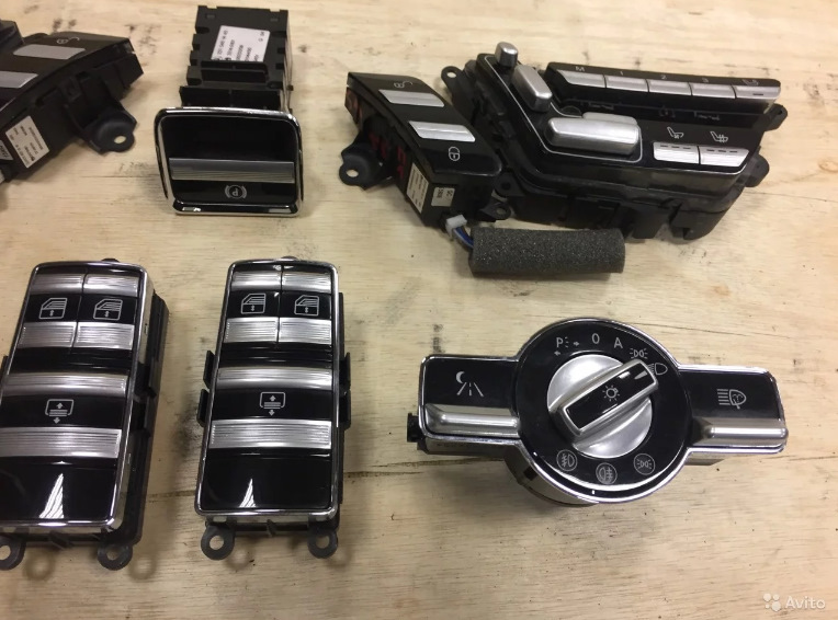 Кнопки мерседес 221. Кнопки мерседес 221. Кнопка ручника мерседес. W221 кнопки пневмы. Блок кнопок задней двери w222.