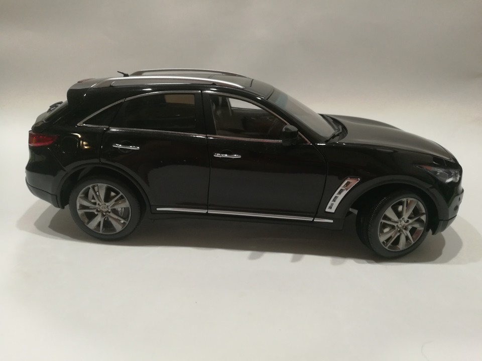 日産 PAUDI パウディ INFINITI FX50 1/18 モデルカー Infiniti FX50S 2009 1/18 Scale Diecast Model Car - Paudi