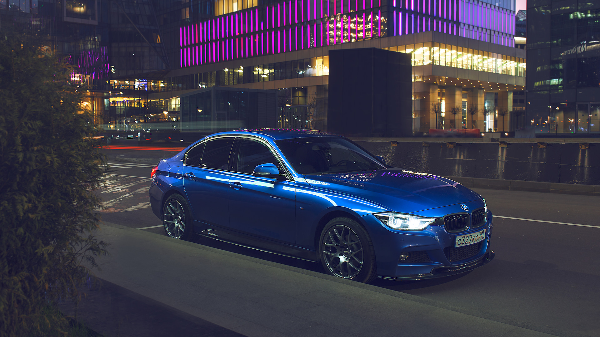 Night 30. BMW f30 Москва. BMW f30 Blue Россия. Москва ночь BMW f30. БМВ f30 ночью.