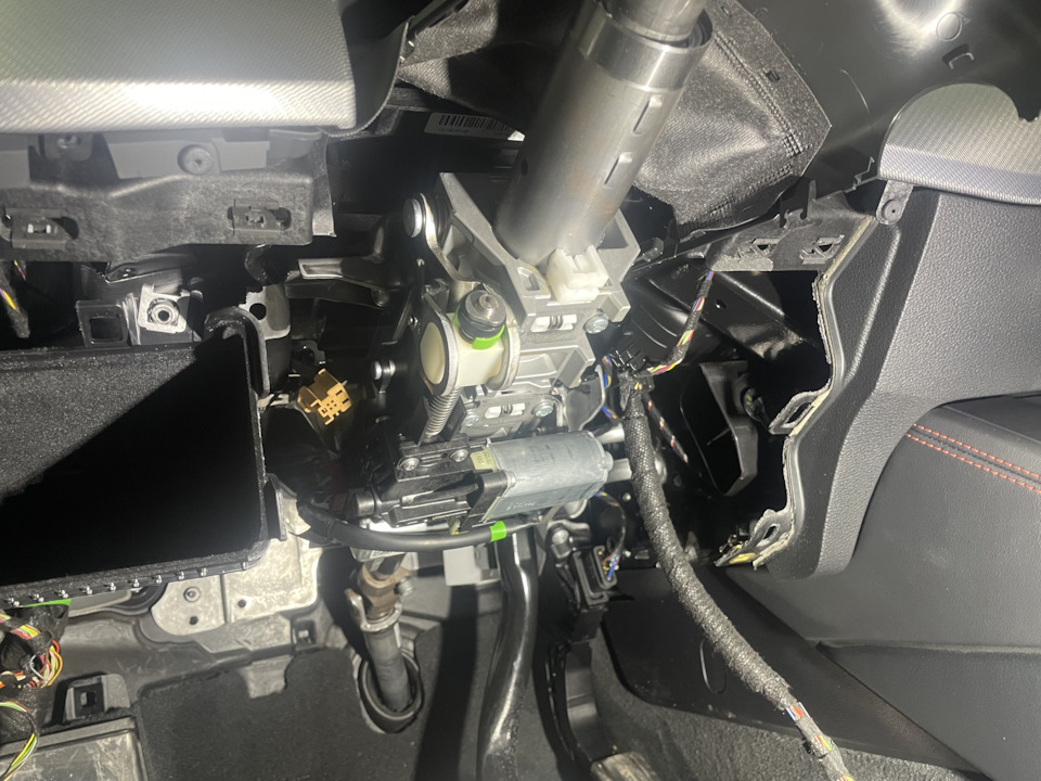 Установка рулевой колонки с электроприводом. — Audi A4 Avant (B9), 3 л ...