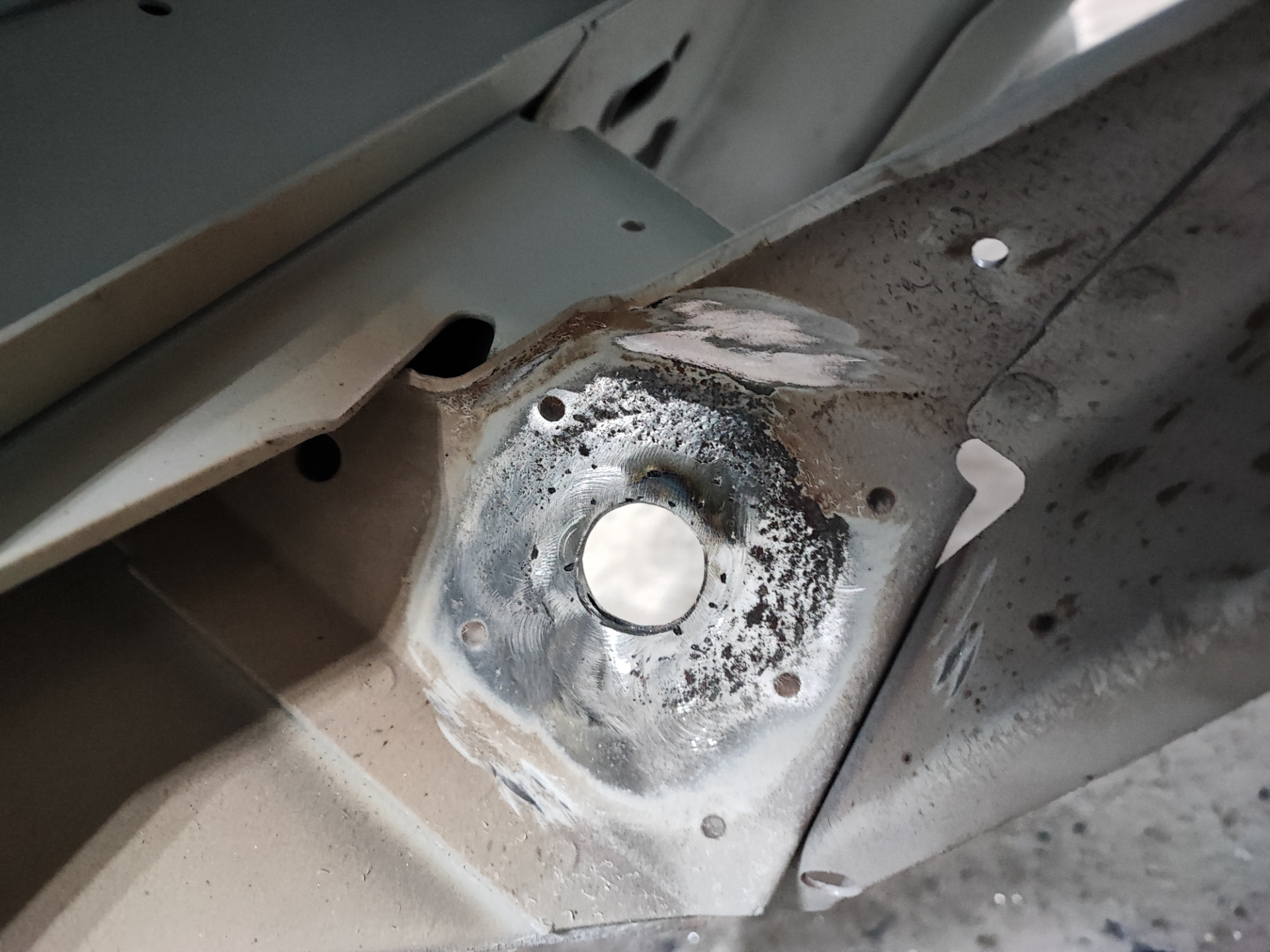 Ремонт отверстий растяжек — Volkswagen Caravelle (T3), 1,6 л, 1989 года ...