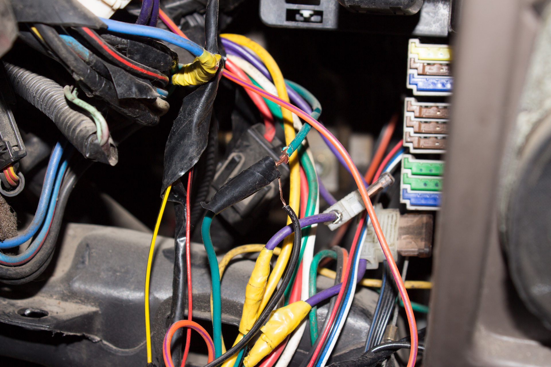 Нулевая шина для кабеля 4х70. Почему греется проводка. Прлводка под рулём нексии. Поплавилась проводка в машине. Почему греется проводка.