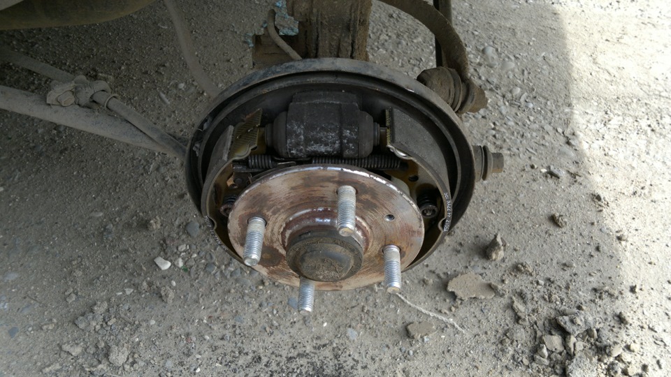 Замена задних колодок — Hyundai Accent (2G), 1,5 л, 2008 года | своими ...