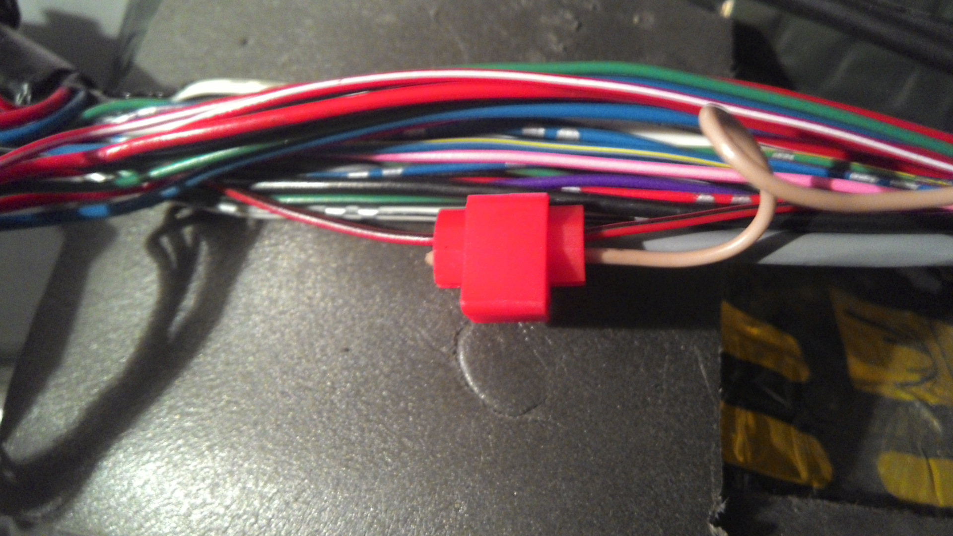 Провод заднего хода форд транзит 8. Разъем на задний ход 2112. Киа к5 провод заднего хода. Какой провод идет к заднему. Проводка задних фонарей газель некст.