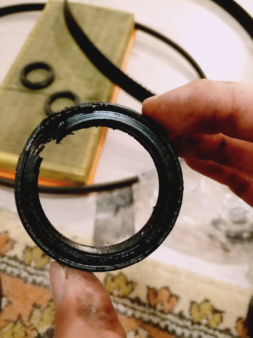 Сальники тоже сопливили, видимо давно двигатель не обслуживали — Mitsubishi Carisma