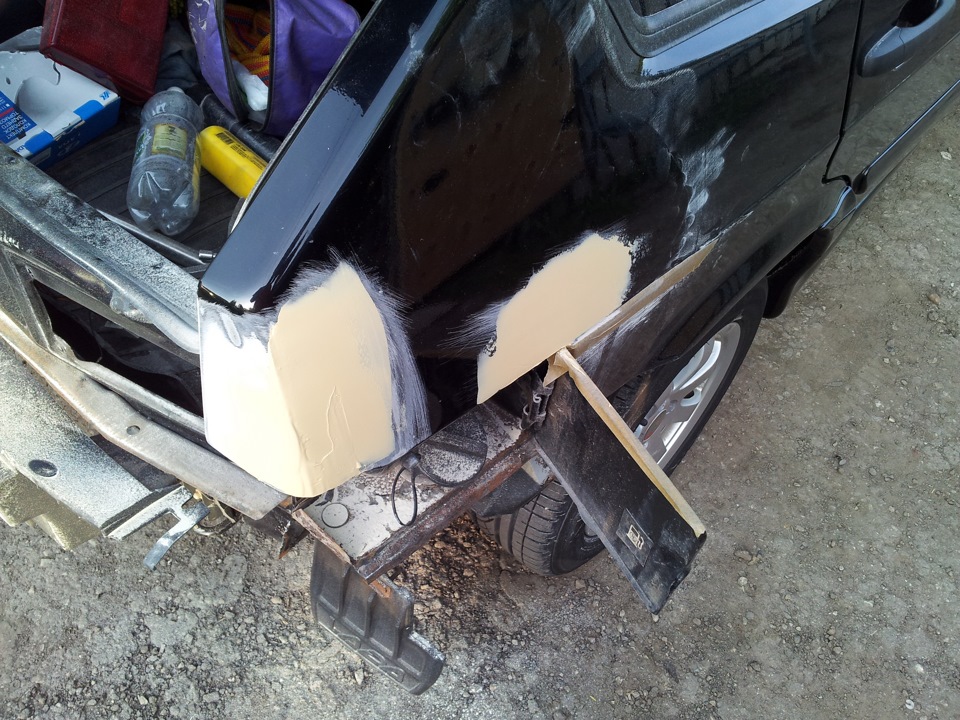 Как выровнять бампер нивы. Как выправить бампер на ниве. Подрезаем задний бампер на ниве шевроле. Выпрямить задний бампер. Замена накладок на бампер ваз 2107.