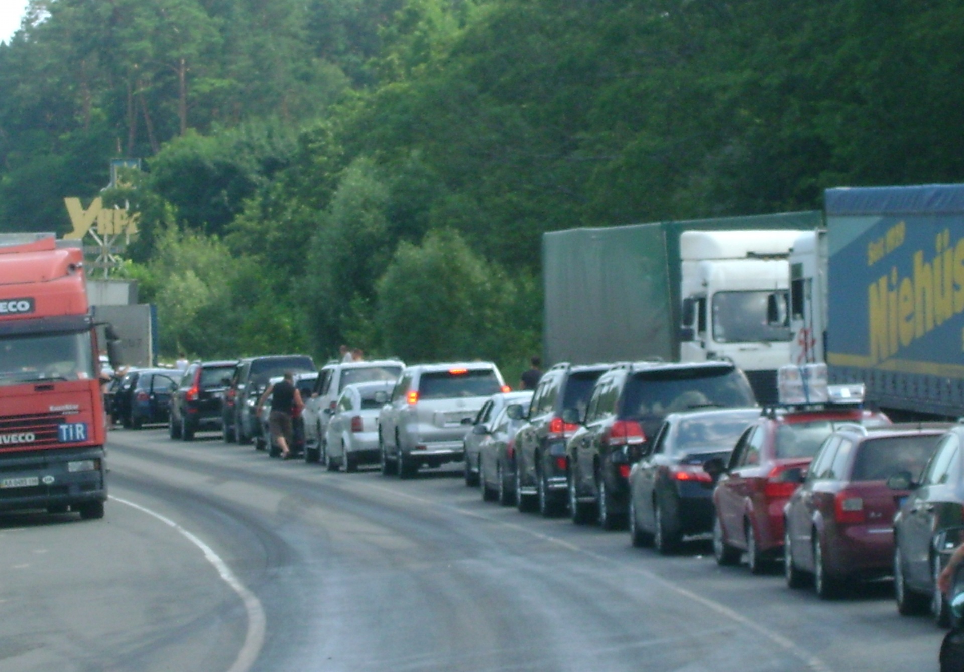 Очередь фур на границе белоруссии с литвой. Очередь польша рб. Очереди на границе польша белоруссия. Забор на границе польши и белоруссии. Очередь на границе с польшей.