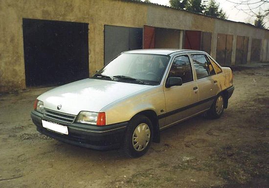 Нексия опель кадет. Opel Kadett e и Daewoo Nexia. Опель кадет Нексия. Opel Kadett Daewoo Nexia. Opel Kadett 1984 Nexia.