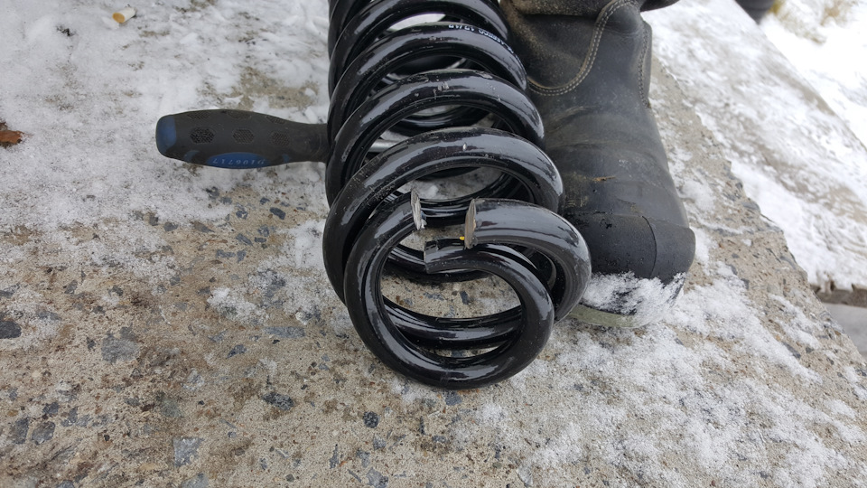 Амортизаторы bilstein на ниву шевроле. 68c2aa5s 960. Амортизаторы bilstein на ниву шевроле фото. Амортизаторы bilstein на ниву шевроле-68c2aa5s 960. картинка Амортизаторы bilstein на ниву шевроле. картинка 68c2aa5s 960. Решил заморочиться в эти выходные и поставить пружины с Мерседеса МЛ500 на свою Шевроле Ниву) По времени вышло не так уж долго, делал все вместе с другом, справились, потратив где-то по 1.5 часа на каждую сторону. Самое суровое было лежать и стоять на коленях на бетонной плите зимой…( Сняли колесо с левой стороны